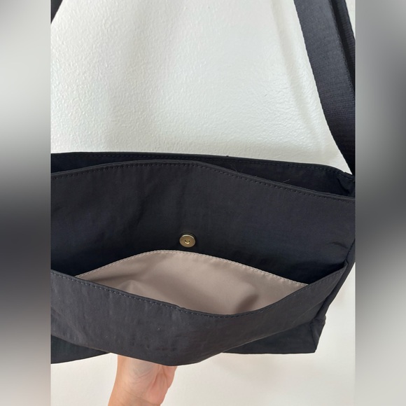 Kipling Shoulder/Crossbody Bag Black Gold Hardware Like New Double Front Pockets - Picture 3 of 7